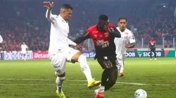 Viveros jogador do Athletico-PR disputa lance com Zé Ivaldo jogador do Santos. Foto: Gabriel Machado/AGIF