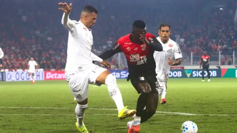 Viveros jogador do Athletico-PR disputa lance com Zé Ivaldo jogador do Santos. Foto: Gabriel Machado/AGIF