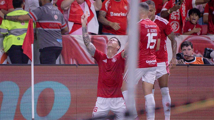 Ronaldo, jogador do Internacional, comemora seu gol durante partida contra o Palmeiras no estadio Beira-Rio pelo campeonato Brasileiro A 2026. Foto: Maxi Franzoi/AGIF