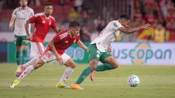 RS - PORTO ALEGRE - 12/02/2026 - BRASILEIRO A 2026, INTERNACIONAL X PALMEIRAS - Alexandro Bernabei jogador do Internacional disputa lance com Allan jogador do Palmeiras durante partida no estadio Beira-Rio pelo campeonato Brasileiro A 2026. Foto: Maxi Franzoi/AGIF