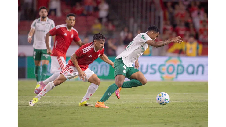 RS - PORTO ALEGRE - 12/02/2026 - BRASILEIRO A 2026, INTERNACIONAL X PALMEIRAS - Alexandro Bernabei jogador do Internacional disputa lance com Allan jogador do Palmeiras durante partida no estadio Beira-Rio pelo campeonato Brasileiro A 2026. Foto: Maxi Franzoi/AGIF