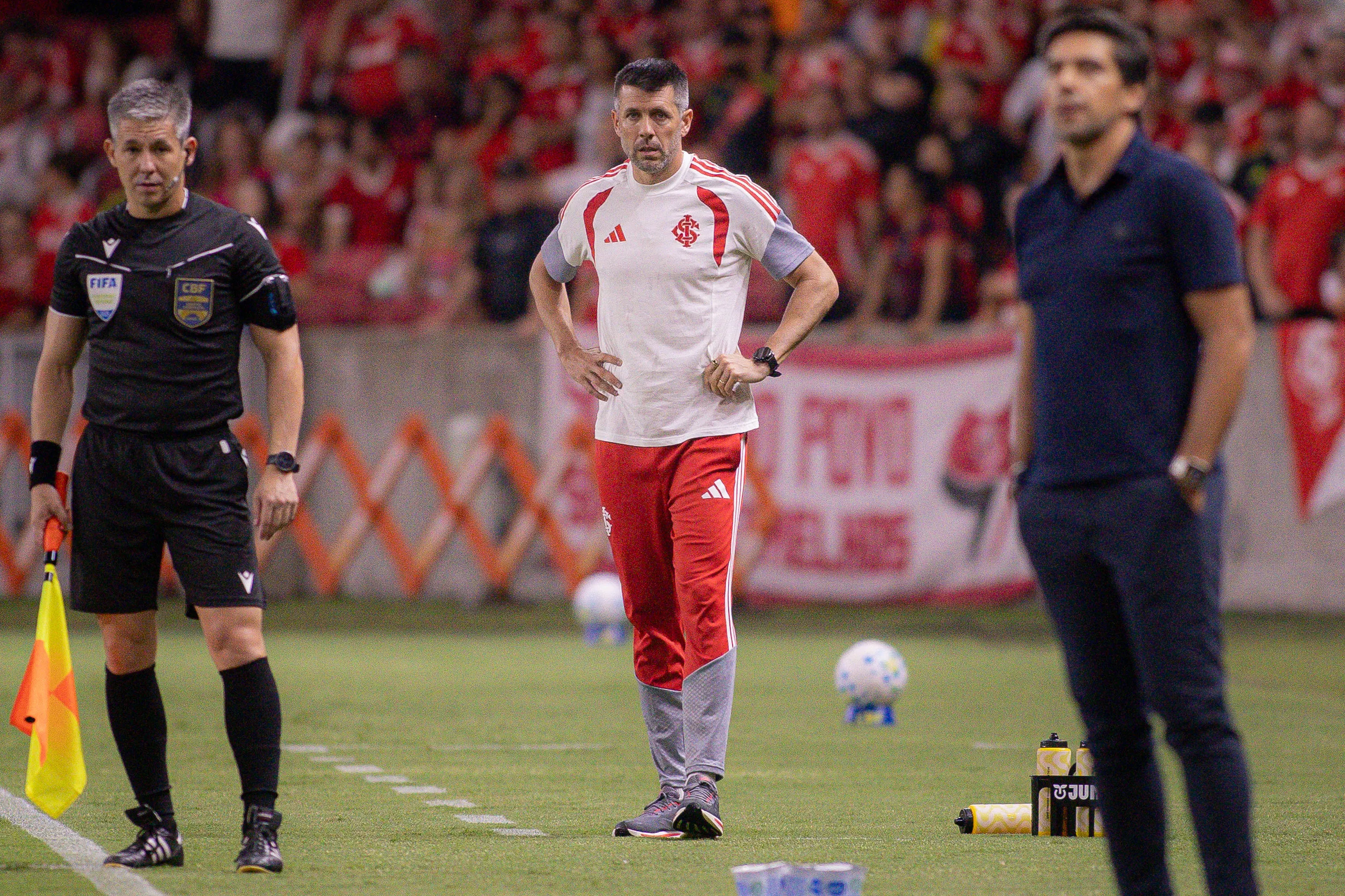 RS – PORTO ALEGRE – 12/02/2026 – BRASILEIRO A 2026, INTERNACIONAL X PALMEIRAS – Paulo Pezzolano tecnico do Internacional durante partida contra o Palmeiras no estadio Beira-Rio pelo campeonato Brasileiro A 2026. Foto: Maxi Franzoi/AGIF