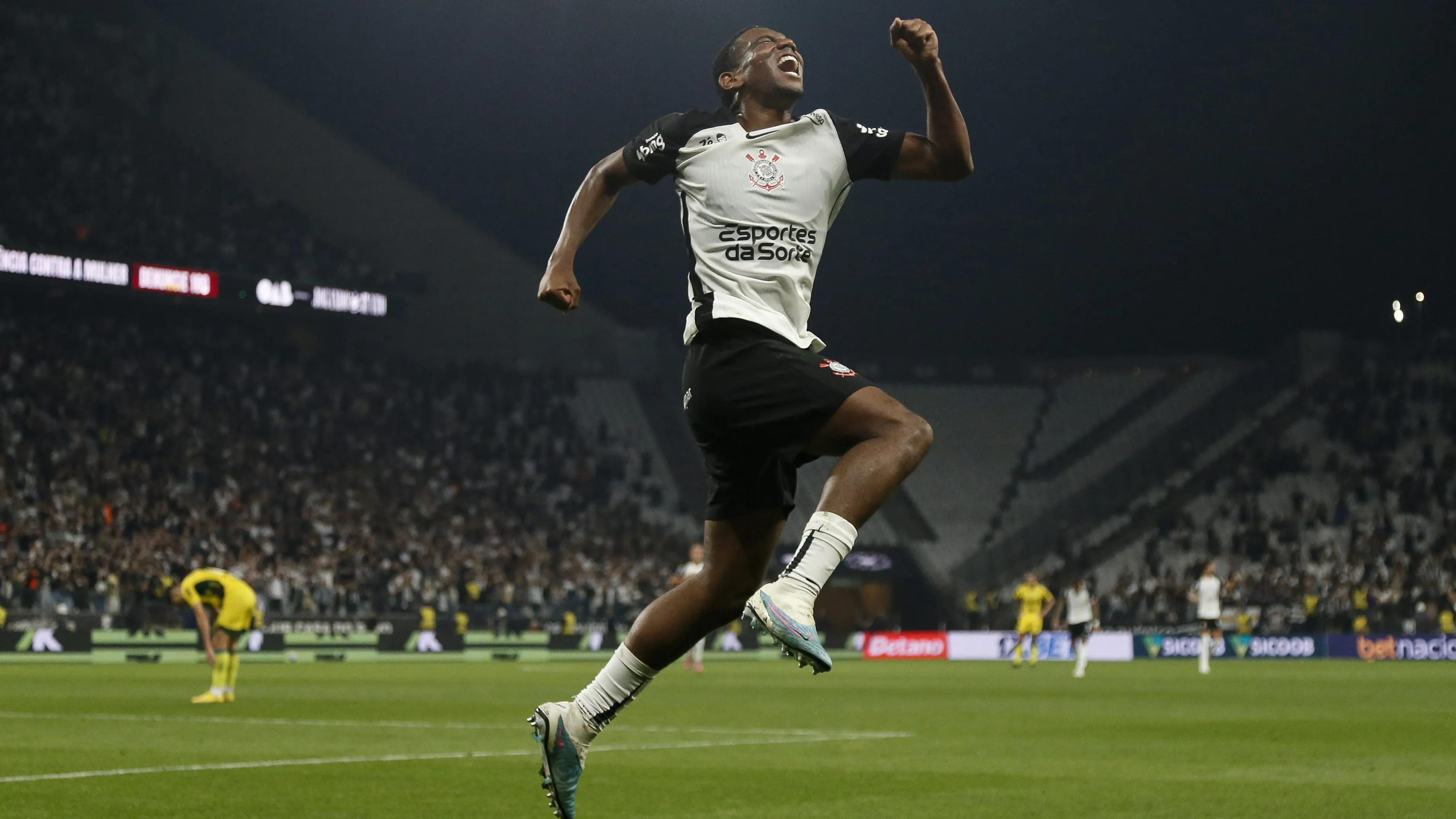 André Luiz comemorando gol pelo Timão. (Photo by Miguel Schincariol/Getty Images)