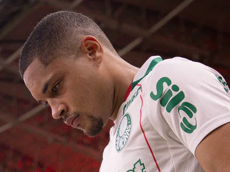 Vitor Roque empurra árbitro de Internacional x Palmeiras