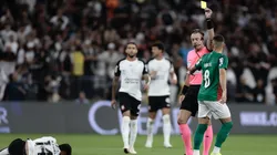 Andreas, jogador do Palmeiras, recebe cartao amarelo do arbitro durante partida contra o Corinthians no estadio Arena Corinthians pelo campeonato Paulista 2026. Foto: Marcello Zambrana/AGIF