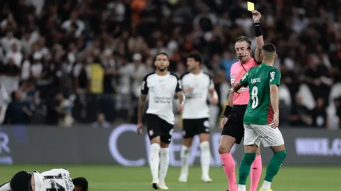 Andreas, jogador do Palmeiras, recebe cartao amarelo do arbitro durante partida contra o Corinthians no estadio Arena Corinthians pelo campeonato Paulista 2026. Foto: Marcello Zambrana/AGIF