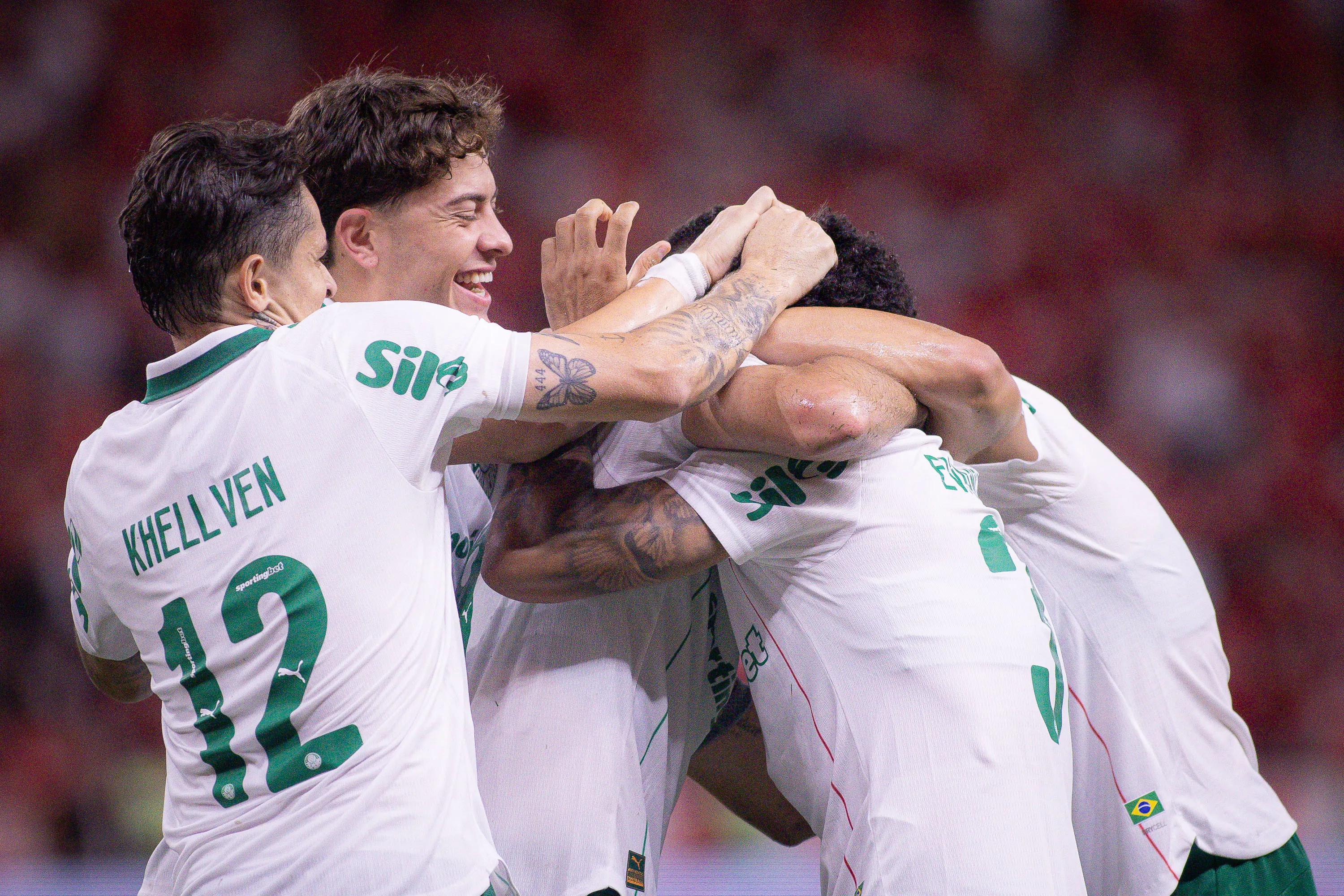 RS – PORTO ALEGRE – 12/02/2026 – BRASILEIRO A 2026, INTERNACIONAL X PALMEIRAS – Andreas Pereira jogador do Palmeiras comemora seu gol com jogadores do seu time durante partida contra o Internacional no estadio Beira-Rio pelo campeonato Brasileiro A 2026. Foto: Maxi Franzoi/AGIF