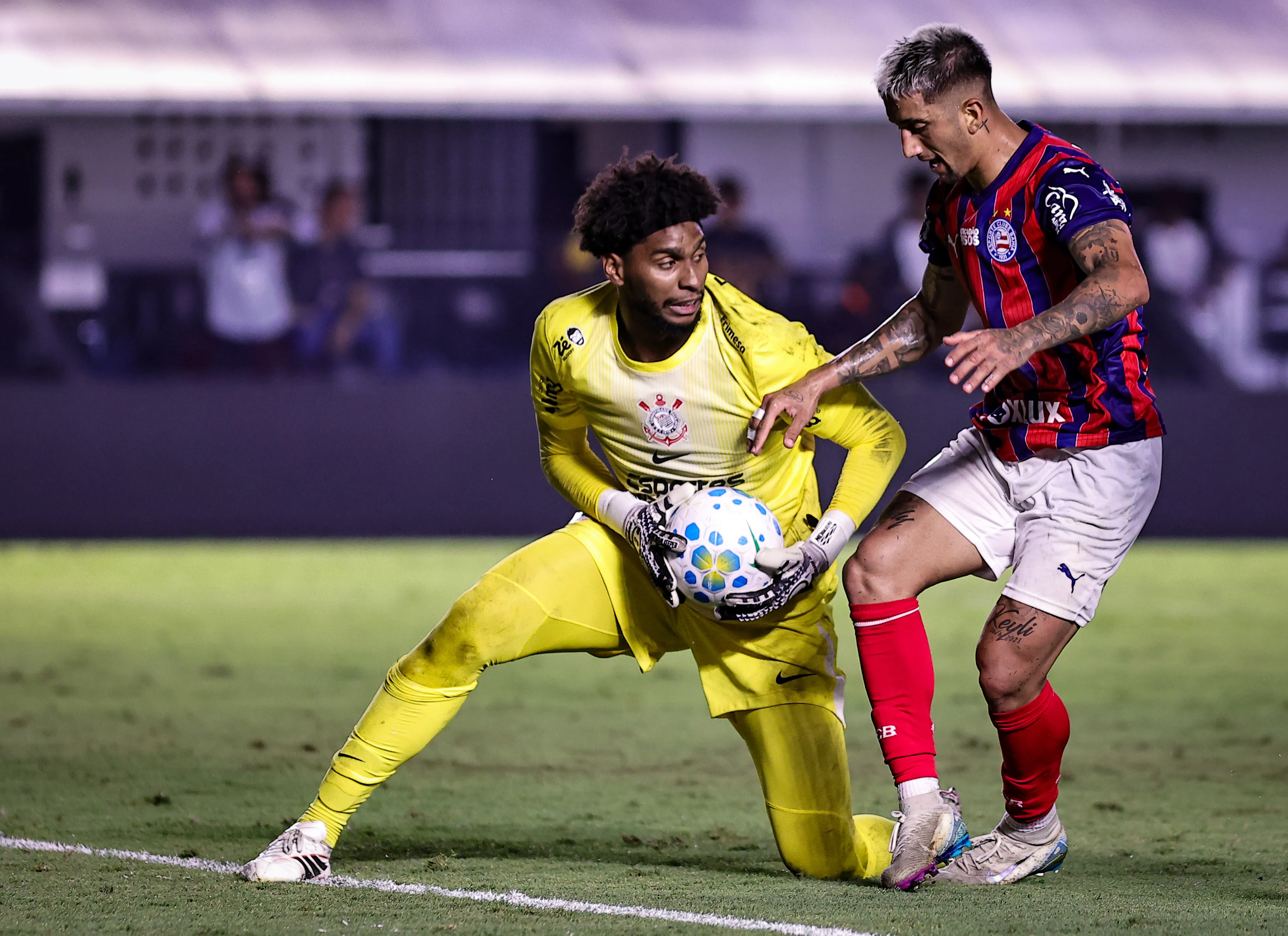 SP – SANTOS – 28/01/2026 – BRASILEIRO A 2026, CORINTHIANS X BAHIA – Hugo Souza goleiro do Corinthians durante partida contra o Bahia no estadio Vila Belmiro pelo campeonato Brasileiro A 2026. Foto: Fabio Giannelli/AGIF