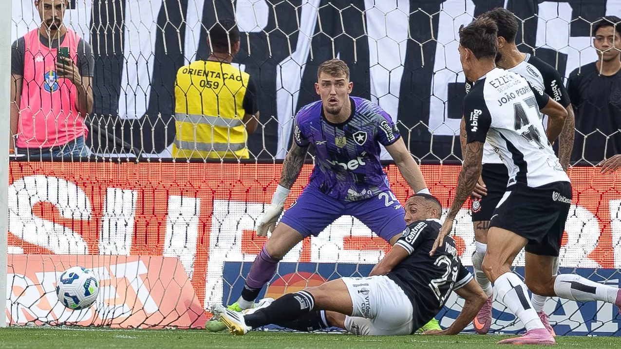 Leo Linck goleiro do Botafogo durante partida contra o Corinthians no estadio Arena Corinthians pelo campeonato Brasileiro A 2025. Foto: Joisel Amaral/AGIF