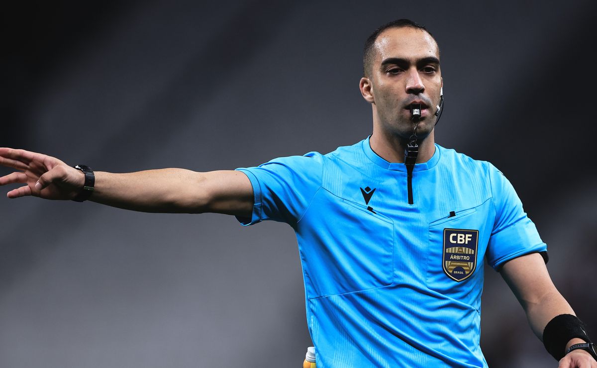 Davi Lacerda errou ao não assinalar pênalti a favor do Palmeiras sofrido por Vitor Roque, diz analista