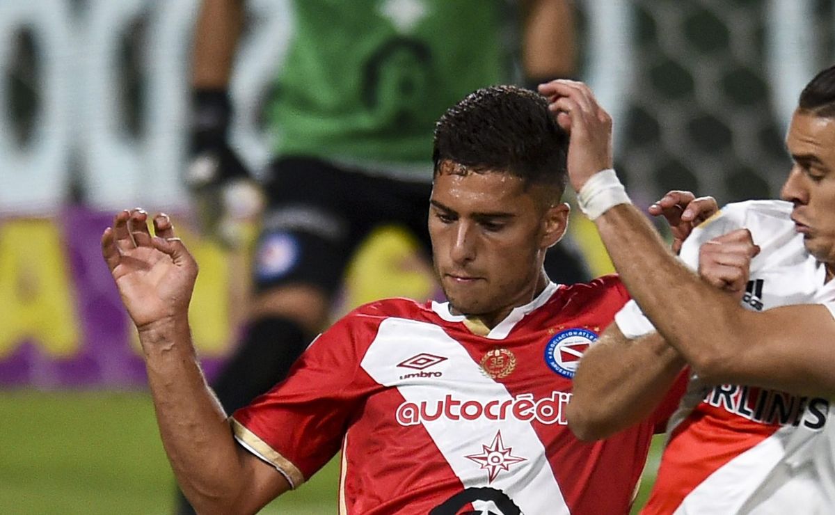 Santos prepara nova oferta por Di Cesare e zagueiro faz pressão para deixar o Racing