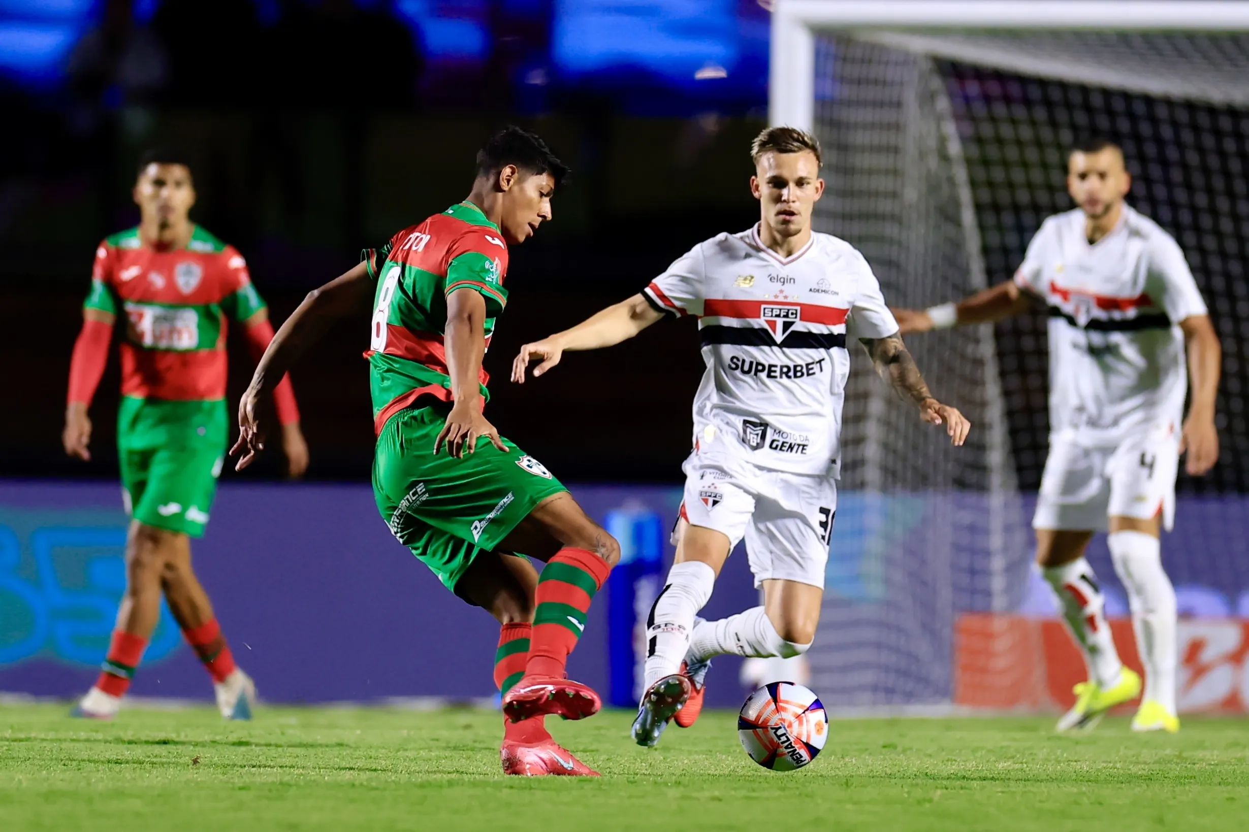 Negrucci jogou apenas uma partida em 2026 na derrota do SPFC para a Portuguesa – Foto: Marcello Zambrana/AGIF