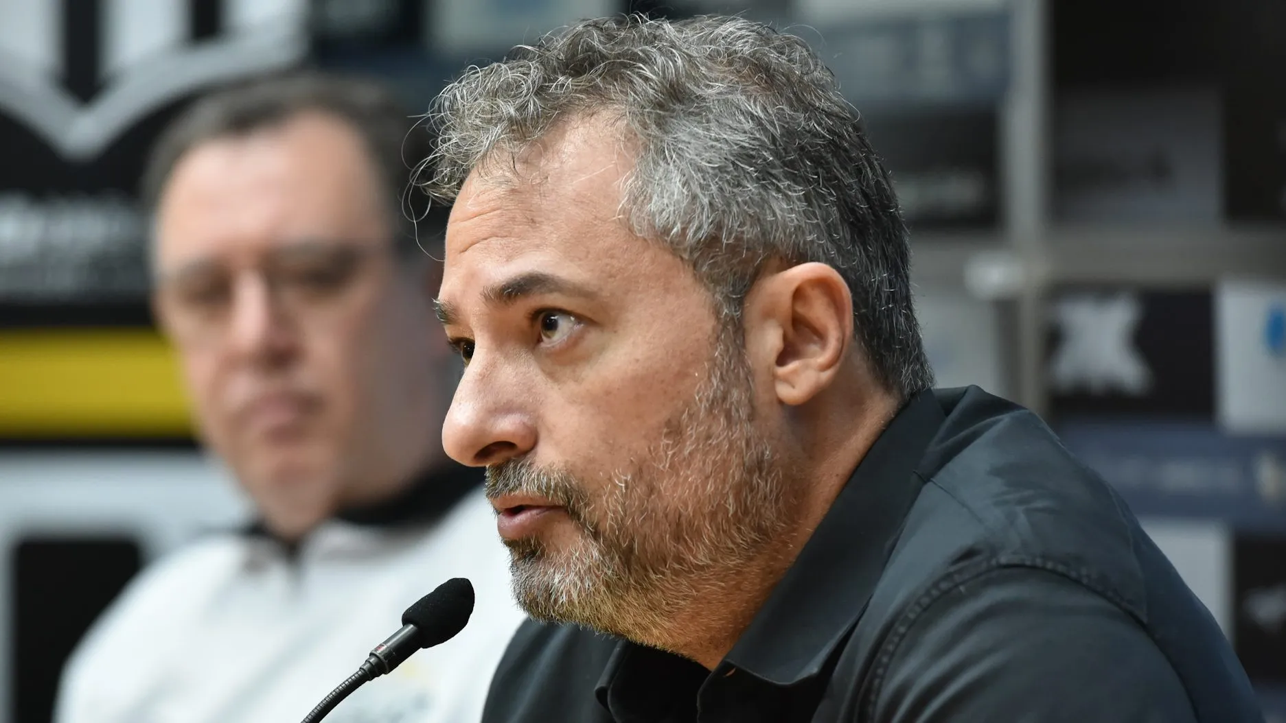 Foto: Jota Erre/AGIF – Mattos e Marcelo Teixeira vão fazer faxina no elenco do Santos.