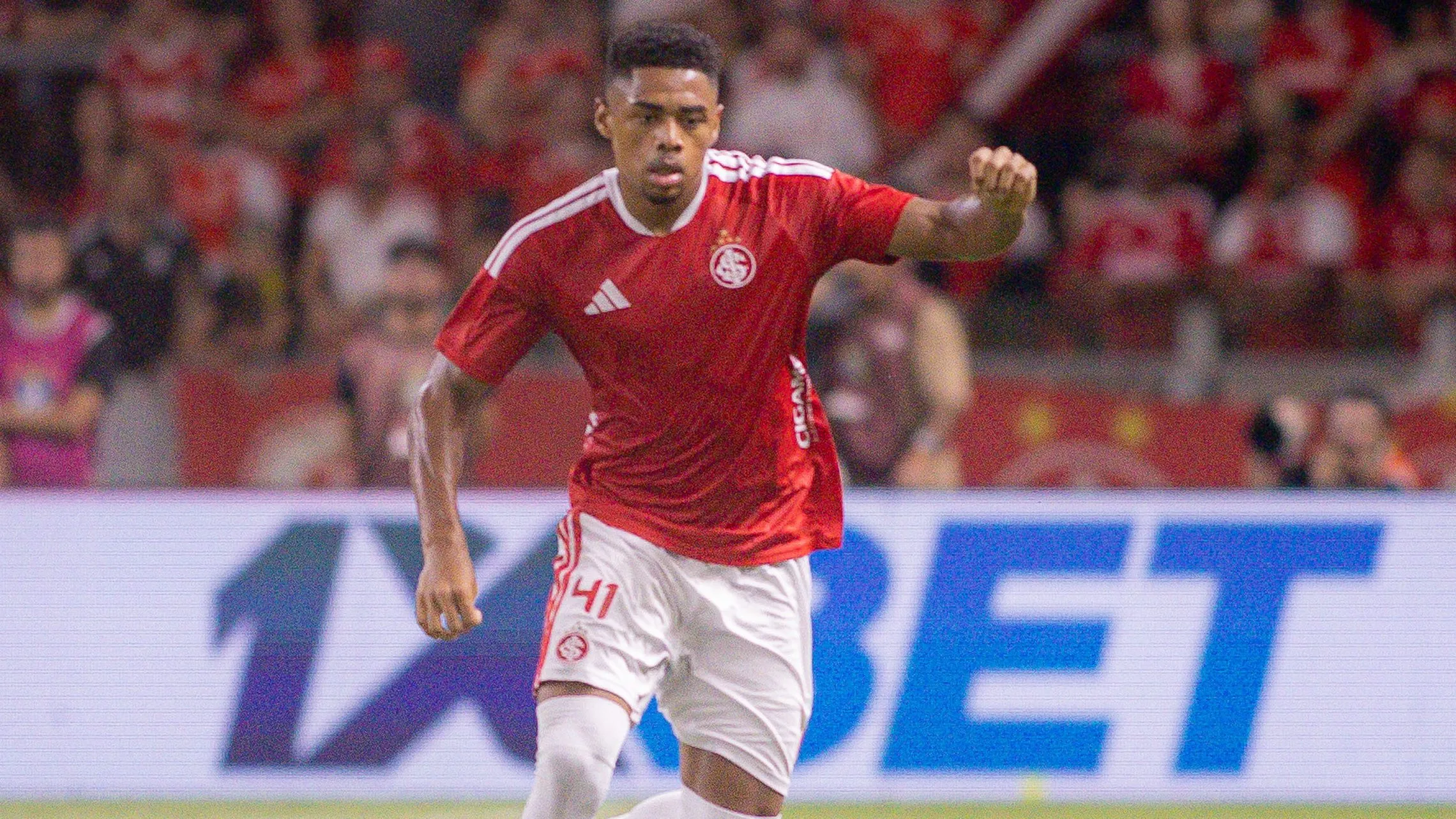 Victor Gabriel jogador do Internacional durante partida contra o Palmeiras no estadio Beira-Rio pelo campeonato Brasileiro A 2026. Foto: Maxi Franzoi/AGIF