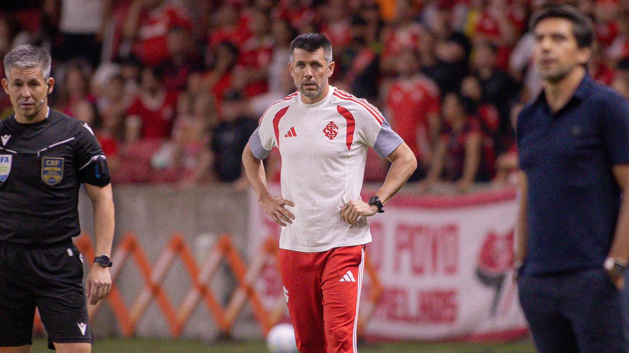 Paulo Pezzolano tecnico do Internacional durante partida contra o Palmeiras no estadio Beira-Rio pelo campeonato Brasileiro A 2026. Foto: Maxi Franzoi/AGIF