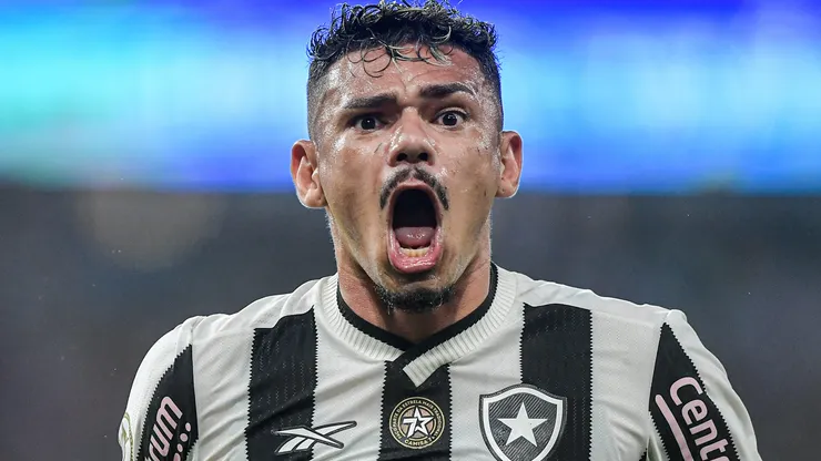 Tiquinho Soares, ex-jogador do Botafogo, comemora seu gol durante partida contra o Criciuma no estadio Maracana pelo campeonato Brasileiro A 2024. Foto: Thiago Ribeiro/AGIF