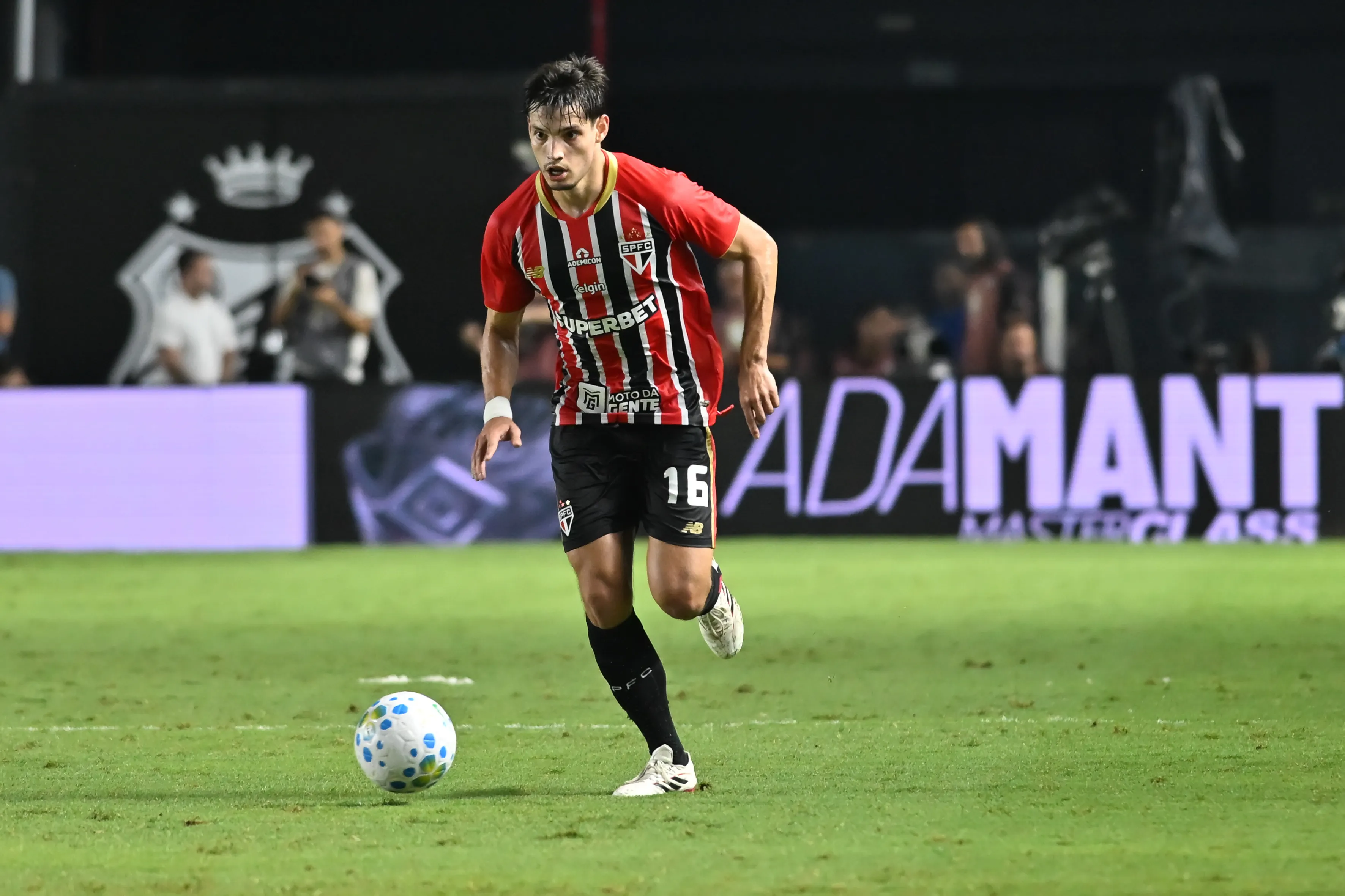 Bobadilla jogador do Sao Paulo durante partida contra o Santos no estadio Vila Belmiro pelo campeonato Brasileiro A 2026. Foto: Jota Erre/AGIF