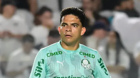 Bruno Rodrigues jogador do Palmeiras durante aquecimento antes da partida contra o Santos no estadio Vila Belmiro pelo campeonato Brasileiro A 2025. Foto: Jota Erre/AGIF