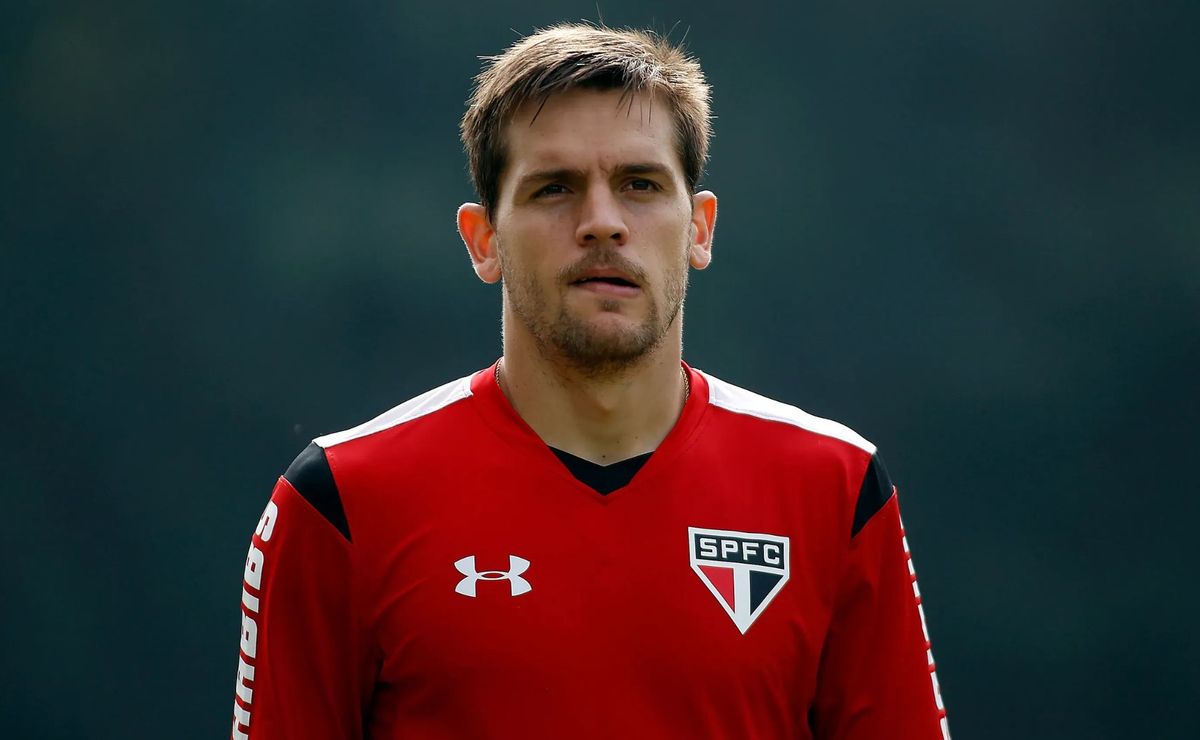 Santos procura novo zagueiro, Rafael Tolói é oferecido e diretoria não se empolga