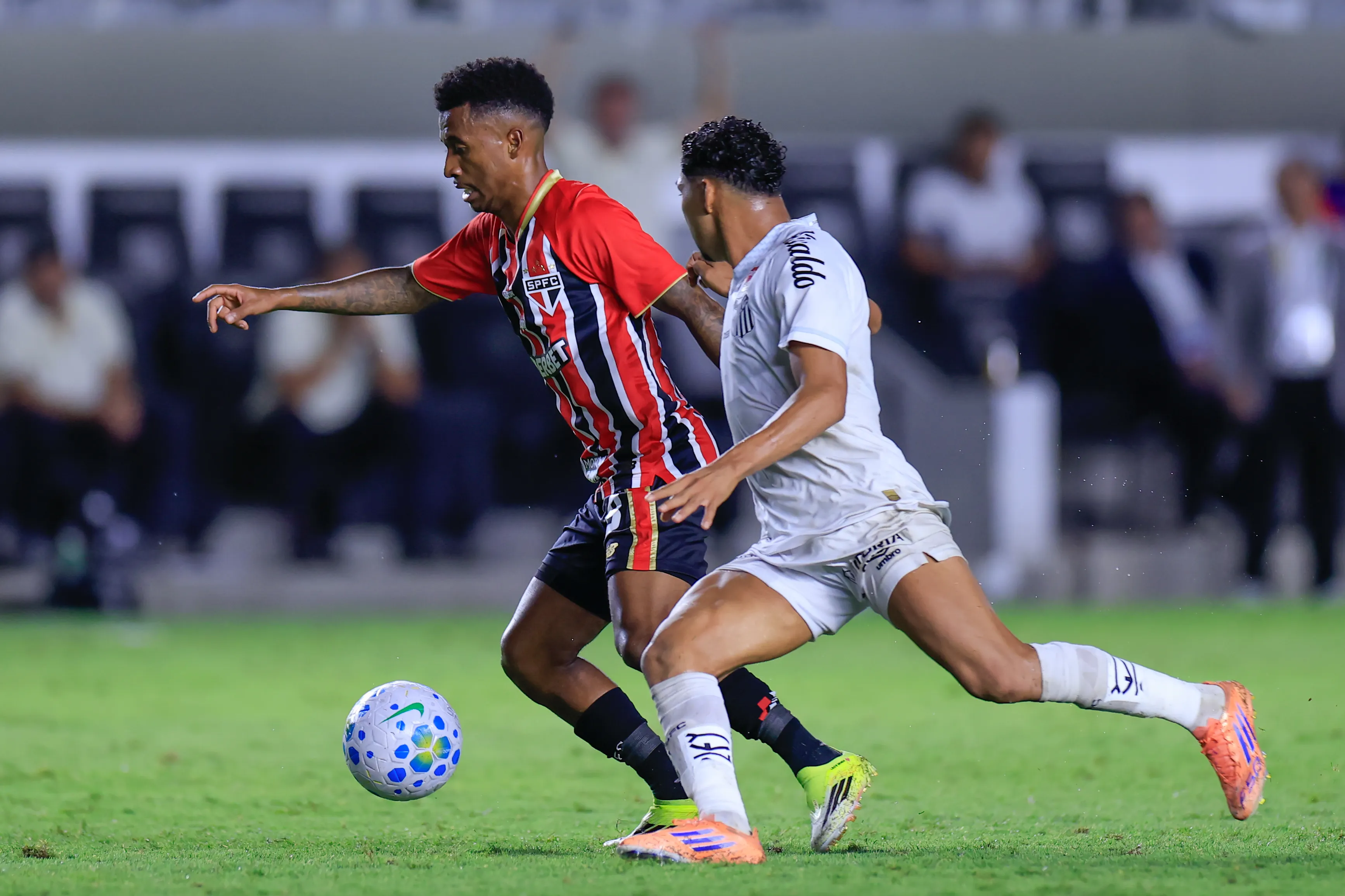 Rony jogador do Santos disputa lance com Marcos Antonio jogador do Sao Paulo durante partida no estadio Vila Belmiro pelo campeonato Brasileiro A 2026. Foto: Marcello Zambrana/AGIF