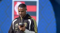 BA - SALVADOR - 10/02/2026 - BRASILEIRO A 2026, VITORIA X FLAMENGO - Nico De La Cruz jogador do Flamengo durante chegada da equipe para partida contra o Vitoria no estadio Barradao pelo campeonato Brasileiro A 2026. Foto: Jhony Pinho/AGIF