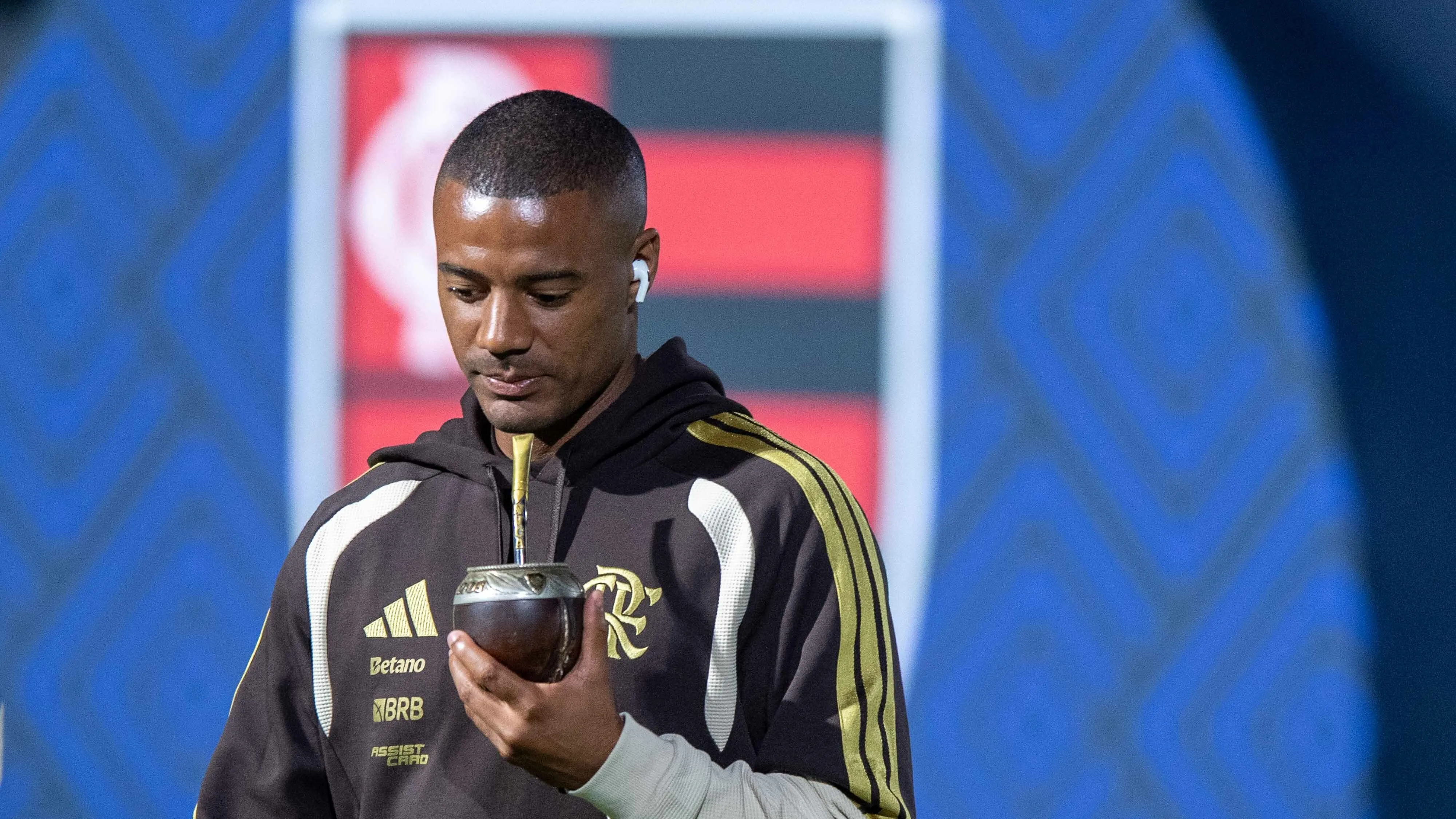 Nico De La Cruz, jogador do Flamengo, durante chegada da equipe para partida contra o Vitoria no estadio Barradao pelo campeonato Brasileiro A 2026. Foto: Jhony Pinho/AGIF
