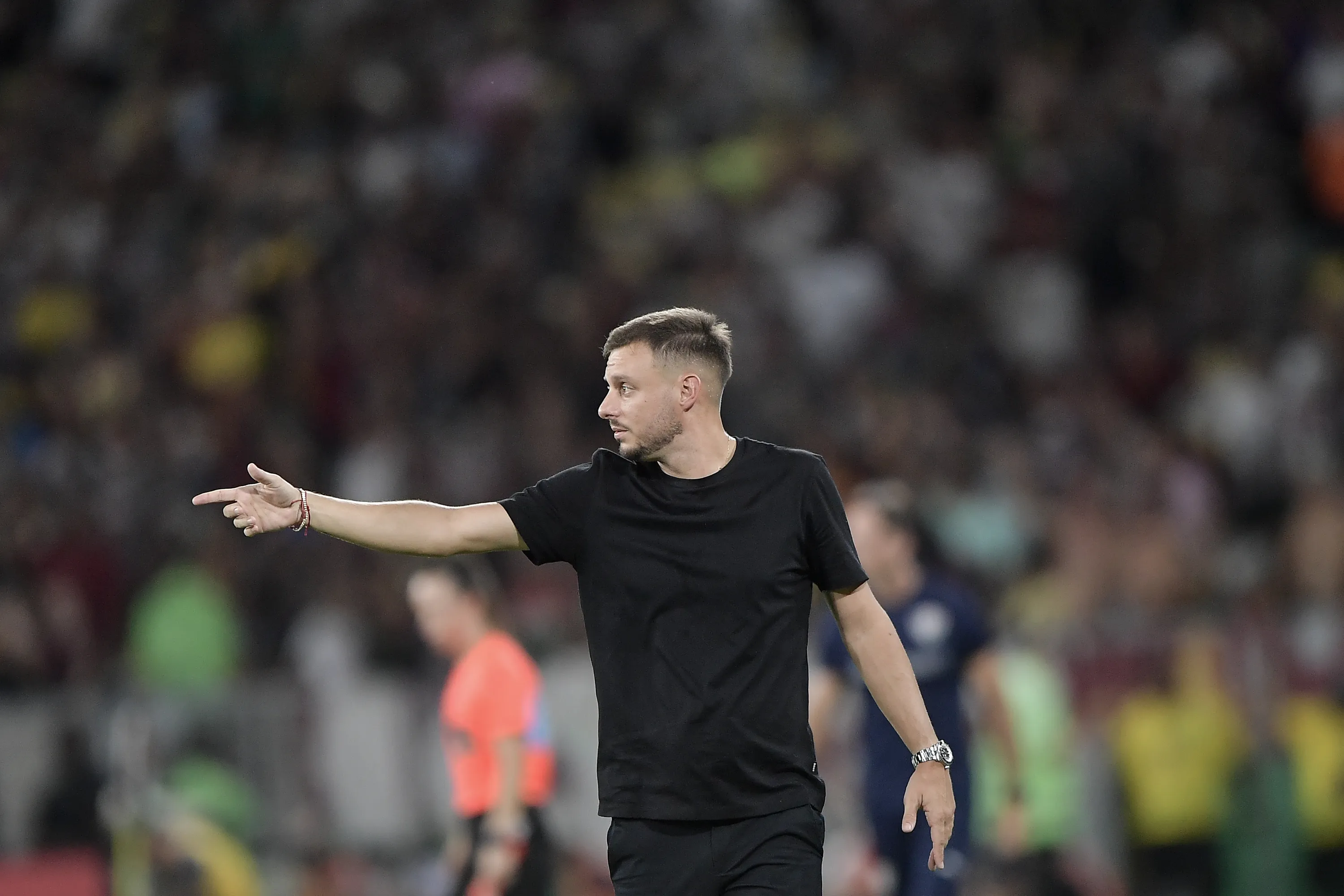 Martin Anselmi tecnico do Botafogo durante partida contra o Fluminense no estadio Maracana pelo campeonato Brasileiro A 2026. Foto: Thiago Ribeiro/AGIF