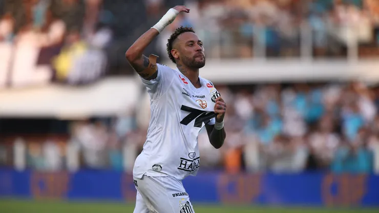 Neymar, do Santos, comemorando vitoria ao final da partida contra o Cruzeiro no estadio Vila Belmiro pelo campeonato Brasileiro A 2025. Foto: Mauricio De Souza/AGIF
