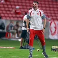 Pezzolano reforça prioridade e confirma busca por zagueiro no mercado