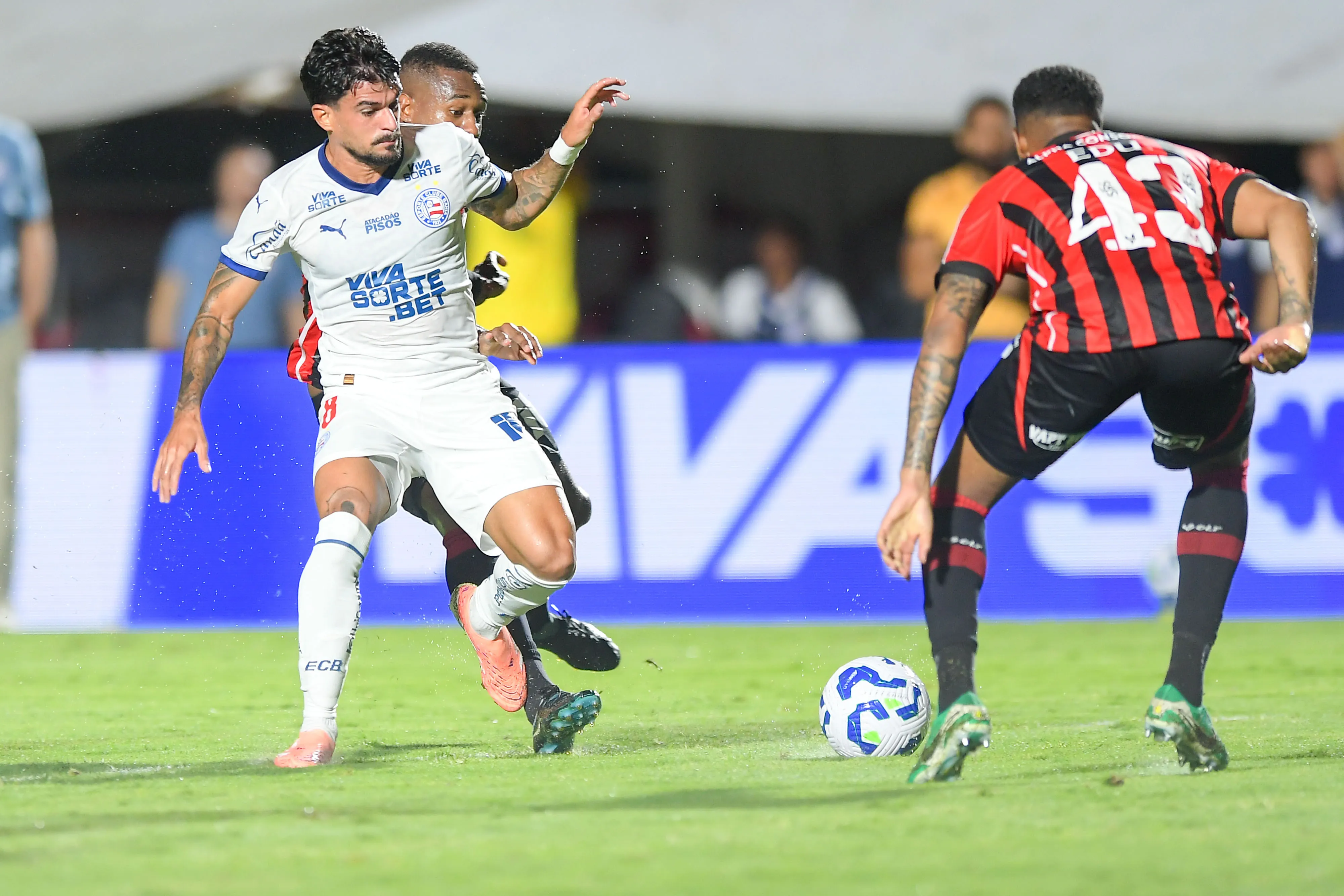 BA – SALVADOR – 16/10/2025 – BRASILEIRO A 2025, VITORIA X BAHIA – Dudu jogador do Vitoria disputa lance com Cauly jogador do Bahia durante partida no estadio Barradao pelo campeonato Brasileiro A 2025. Foto: Jhony Pinho/AGIF