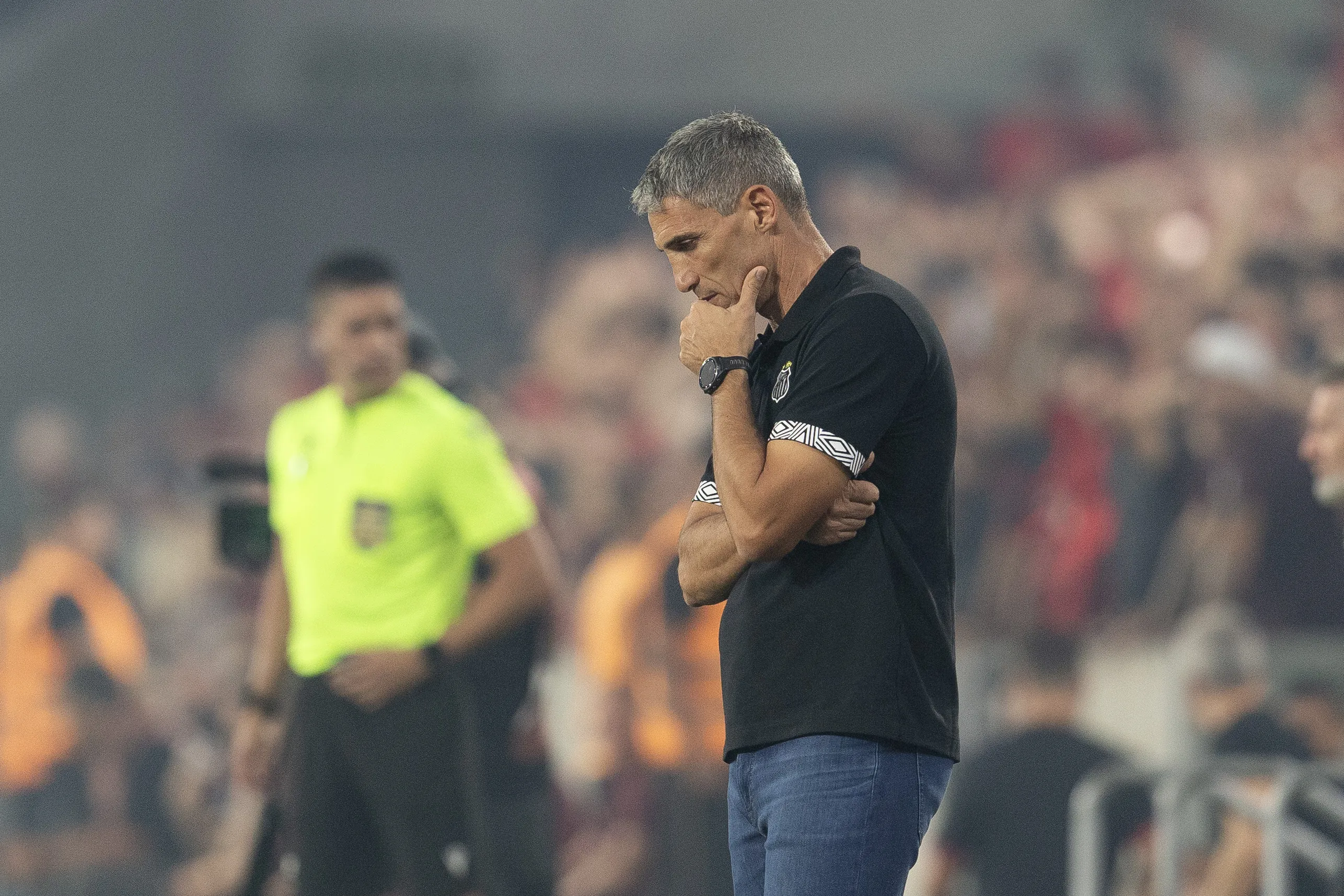 PR – CURITIBA – 12/02/2026 – BRASILEIRO A 2026, ATHLETICO-PR X SANTOS – Vojvoda tecnico do Santos durante partida contra o Athletico-PR no estadio Arena da Baixada pelo campeonato Brasileiro A 2026. Foto: Hedeson Alves/AGIF