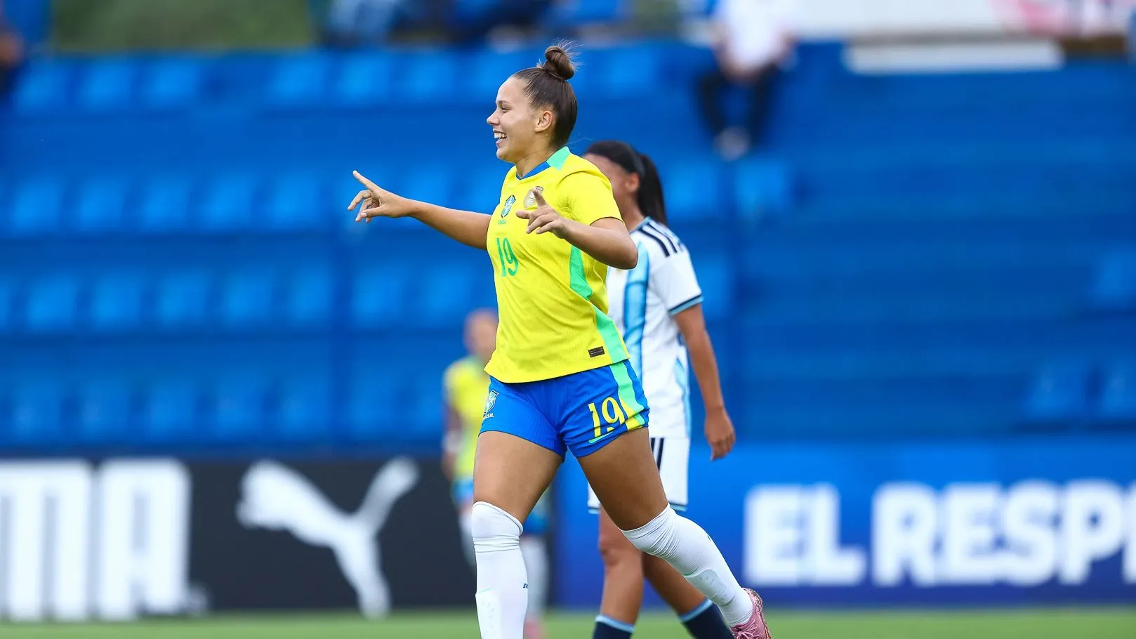 Brendha celebra gol pela Seleção Feminina Sub-20