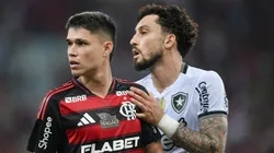 luiz Araujo jogador do Flamengo disputa lance com Alex Telles jogador do Botafogo durante partida no estadio Maracana pelo campeonato Brasileiro A 2025. Foto: Thiago Ribeiro/AGIF