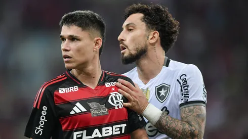 luiz Araujo jogador do Flamengo disputa lance com Alex Telles jogador do Botafogo durante partida no estadio Maracana pelo campeonato Brasileiro A 2025. Foto: Thiago Ribeiro/AGIF