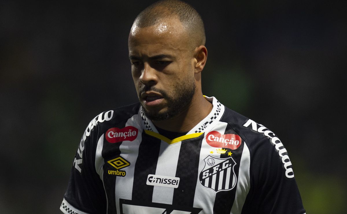 Mayke sofre forte pressão nos bastidores do Santos e é cobrado internamente por melhora de rendimento