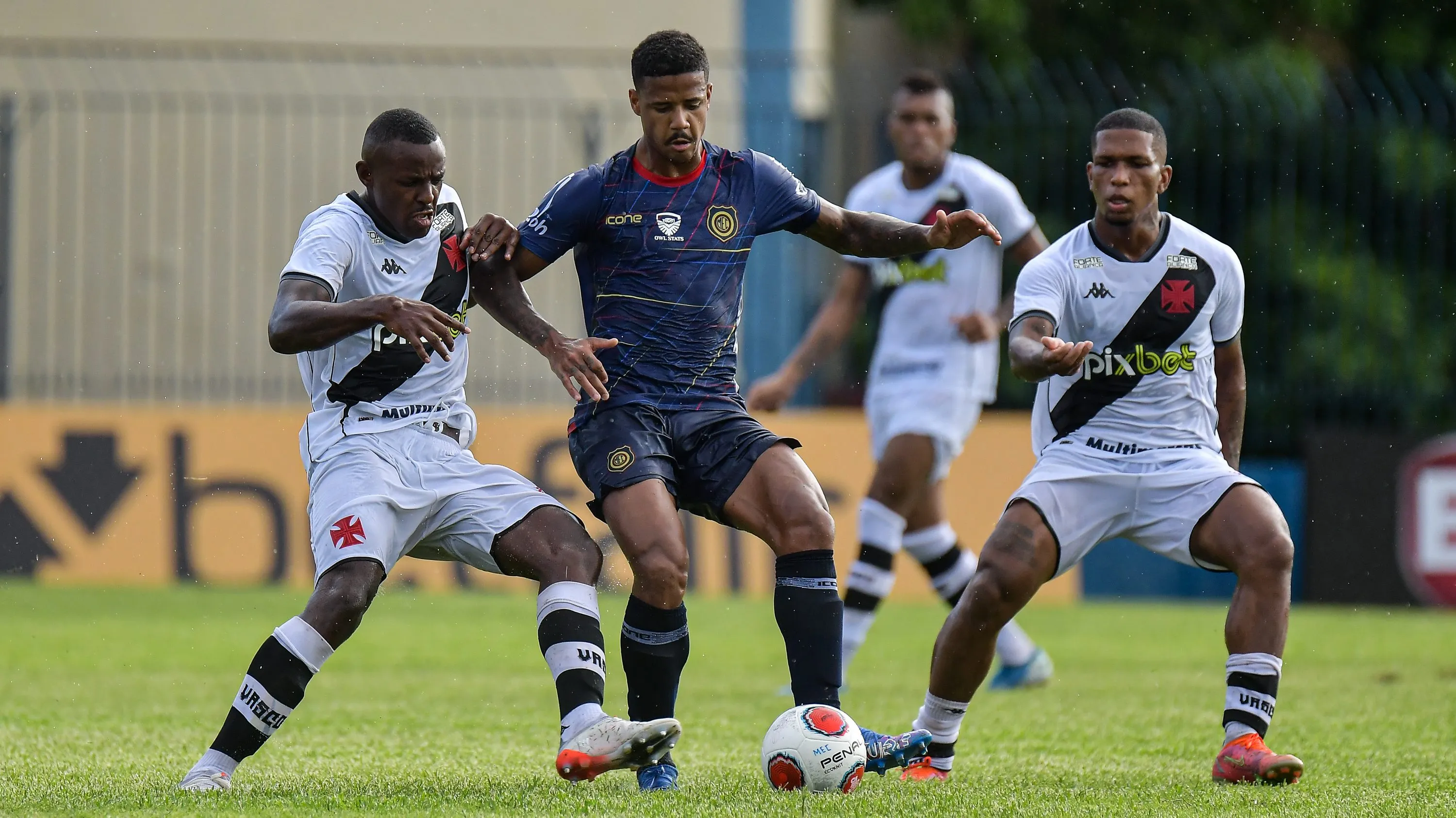 Ygor Catatau jogador do Madureira disputa lance com Ulisses jogador do Vasco durante partida no estadio Conselheiro Galvao pelo campeonato Carioca 2022. Foto: Thiago Ribeiro/AGIF