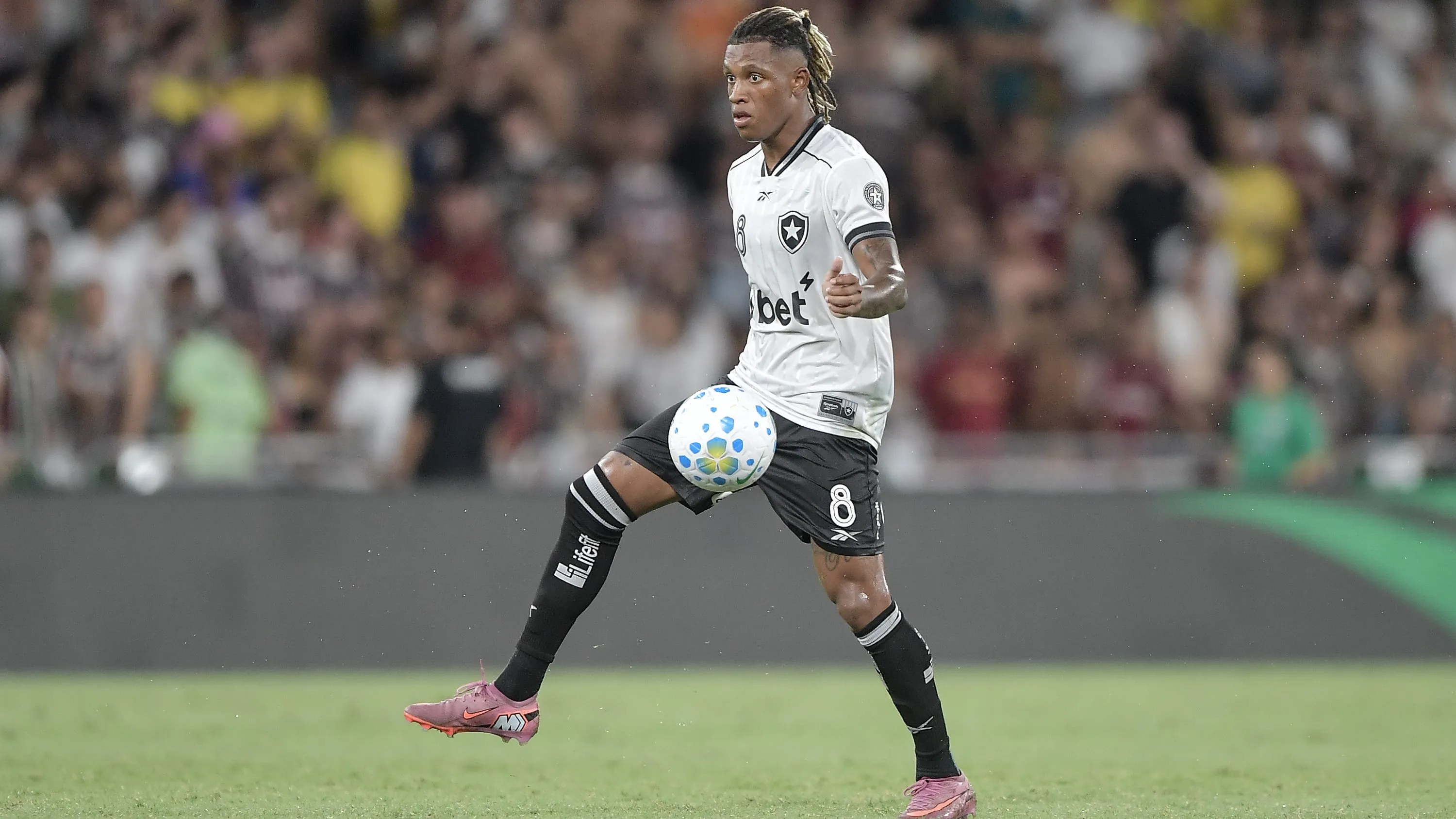 Danilo jogador do Botafogo durante partida contra o Fluminense no estadio Maracana pelo campeonato Brasileiro A 2026. Foto: Thiago Ribeiro/AGIF