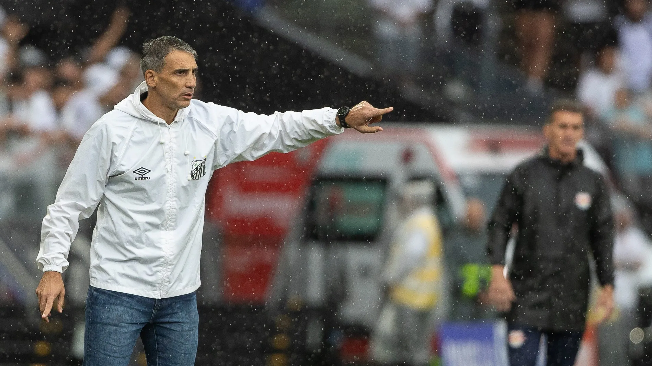 Juan Vojvoda tecnico do Santos durante partida contra o Bragantino no estadio Arena Corinthians pelo campeonato Paulista 2026. Foto: Joisel Amaral/AGIF