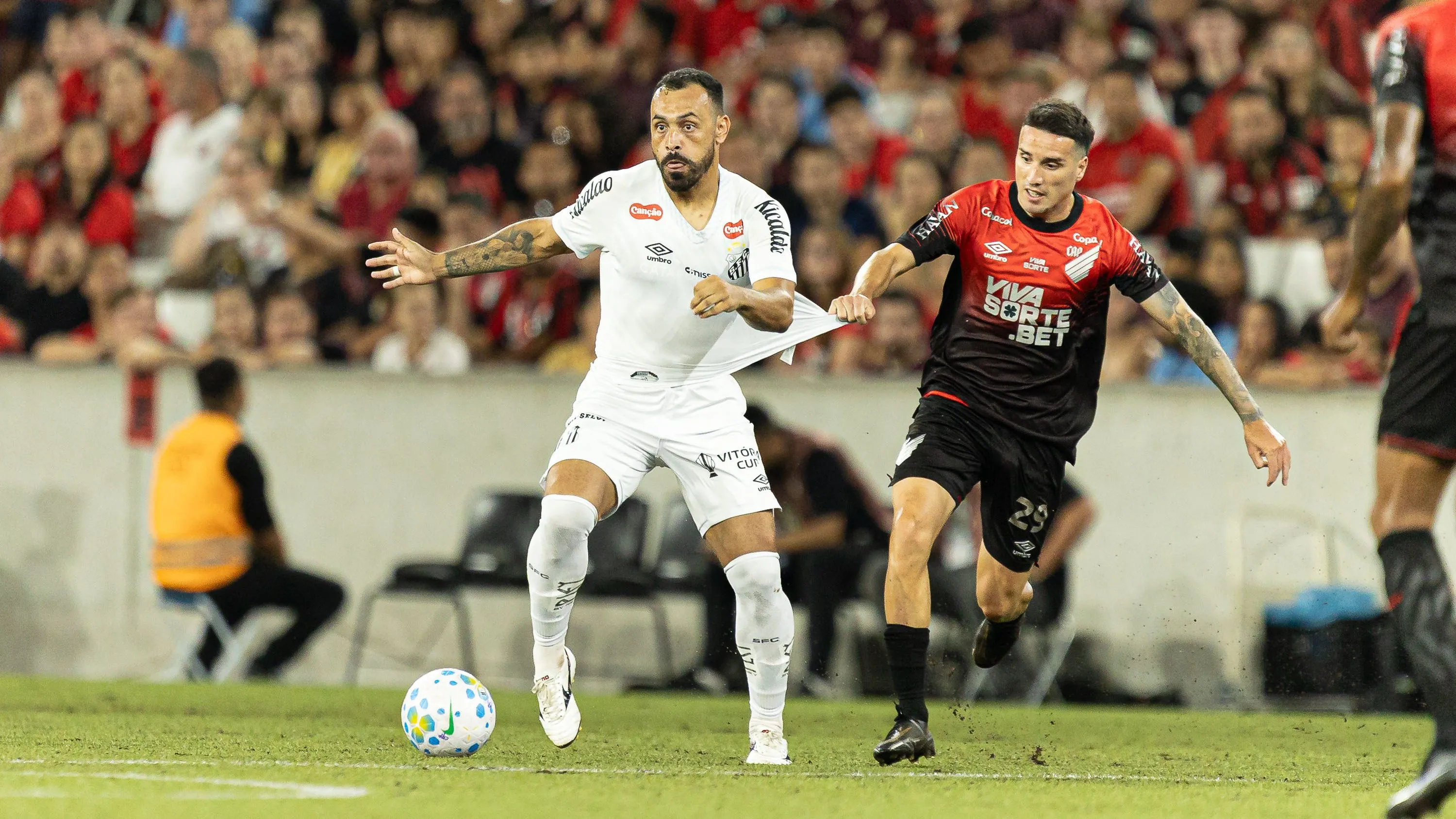 Moisés jogador do Santos durante partida contra o Athletico-PR no estadio Arena da Baixada pelo campeonato Brasileiro A 2026. Foto: Paulo De Tarso/AGIF