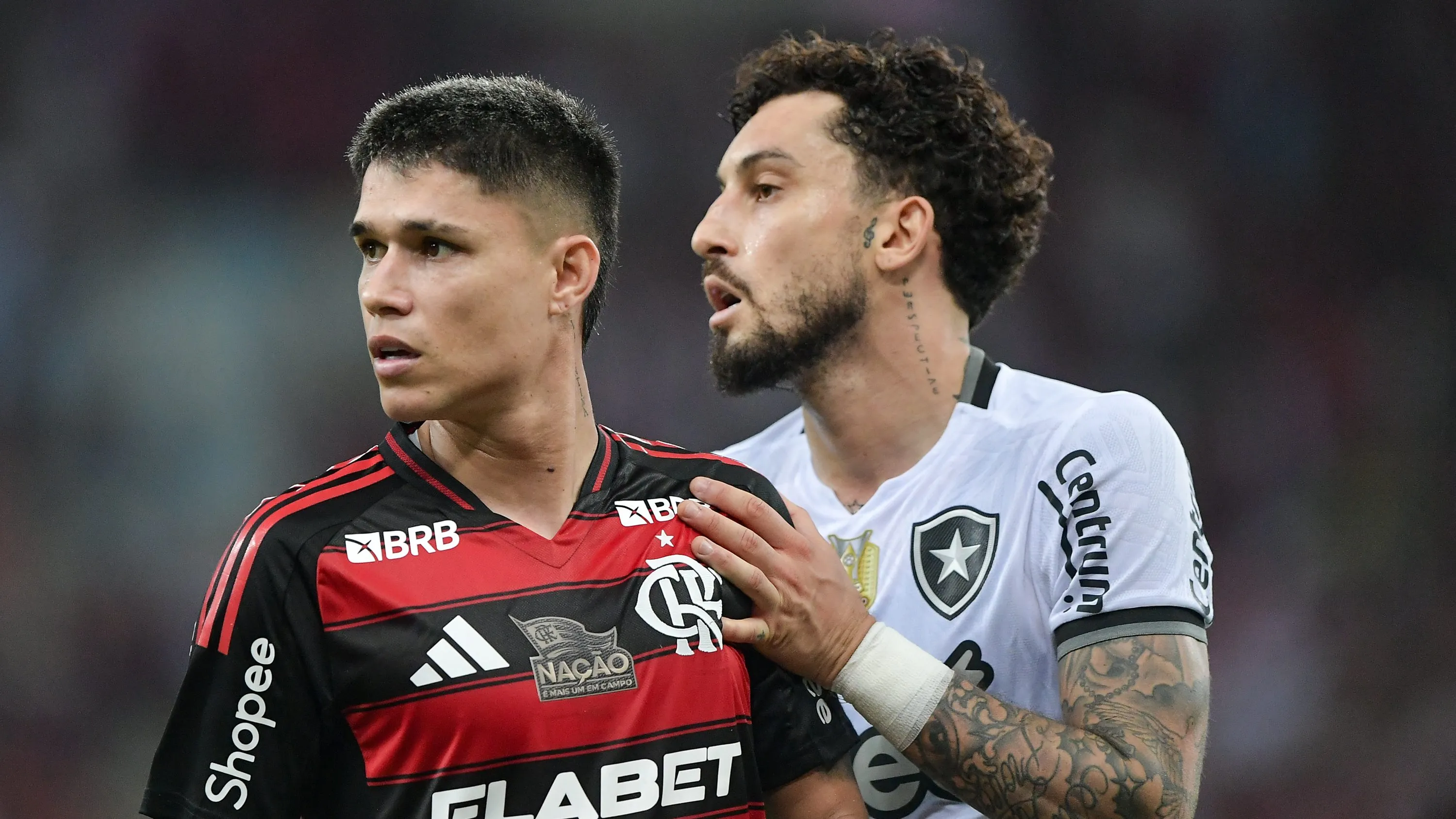 RJ – RIO DE JANEIRO – 18/05/2025 – BRASILEIRO A 2025, FLAMENGO X BOTAFOGO – Luiz Araujo jogador do Flamengo disputa lance com Alex Telles jogador do Botafogo durante partida no estadio Maracana pelo campeonato Brasileiro A 2025. Foto: Thiago Ribeiro/AGIF