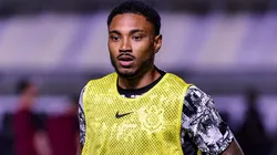 Vitinho jogador do Corinthians durante aquecimento.