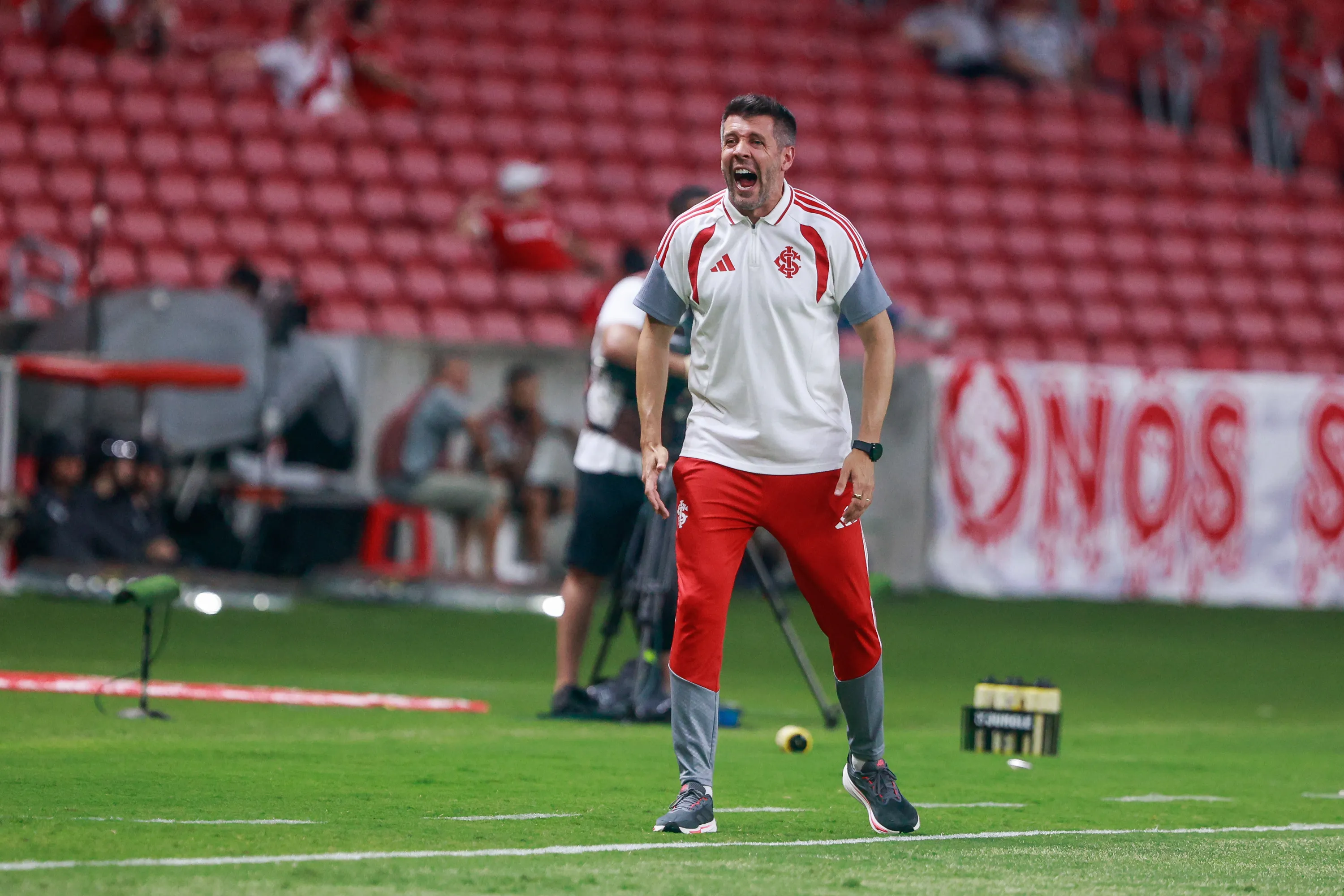 Paulo Pezzolano tecnico do Internacional durante partida contra o Athletico-PR no estadio Beira-Rio pelo campeonato Brasileiro A 2026. Foto: Luiz Erbes/AGIF