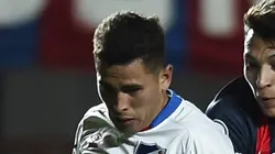 BUENOS AIRES, ARGENTINA - AUGUST 22: Ruben Botta of San Lorenzo fights for the ball with Christian Oliva of Nacional during a round of sixteen match between San Lorenzo and Nacional as part of Copa CONMEBOL Sudamericana 2018 at Estadio Pedro Bidegain on August 22, 2018 in Buenos Aires, Argentina. (Photo by Marcelo Endelli/Getty Images)