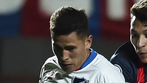 BUENOS AIRES, ARGENTINA – AUGUST 22: Ruben Botta of San Lorenzo fights for the ball with Christian Oliva of Nacional during a round of sixteen match between San Lorenzo and Nacional as part of Copa CONMEBOL Sudamericana 2018 at Estadio Pedro Bidegain on August 22, 2018 in Buenos Aires, Argentina. (Photo by Marcelo Endelli/Getty Images)