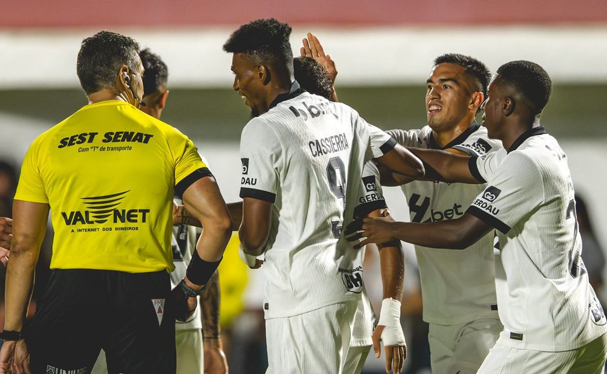 Reação do árbitro em goleada do Atlético-MG sobre o Itabirito surpreende após golaço de Renan Lodi