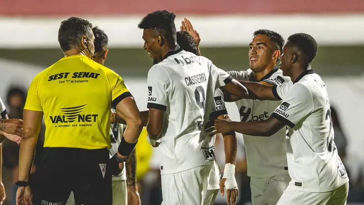Reação do árbitro surpreende em golaço de Renan Lodi. Foto: Pedro Souza / Atlético