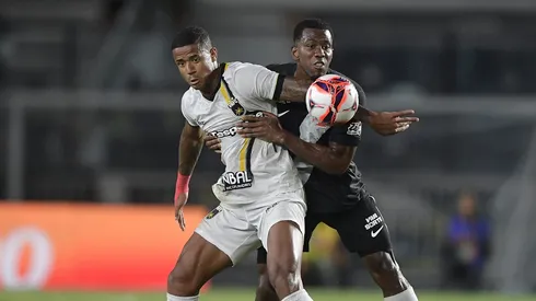Cuesta jogador do Vasco disputa lance com Ygor Catatau jogador do Volta Redonda. Foto: Thiago Ribeiro/AGIF