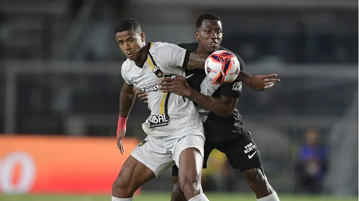 Cuesta jogador do Vasco disputa lance com Ygor Catatau jogador do Volta Redonda. Foto: Thiago Ribeiro/AGIF