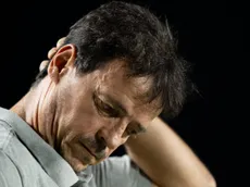 Câmeras flagram jogadores do Vasco ignorando Diniz contra o Volta Redonda