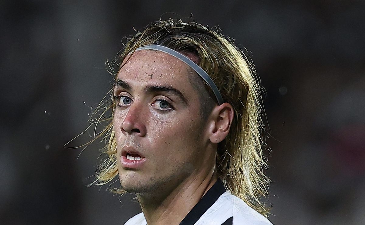 Spinelli é herói nos pênaltis, e Vasco avança à semifinal do Carioca sob vaias